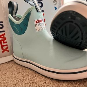 NEW BOX Xtratuf Women's Salmon Sisters Deck Boot Blue Fish, Size 5 W 22592 CHIC!